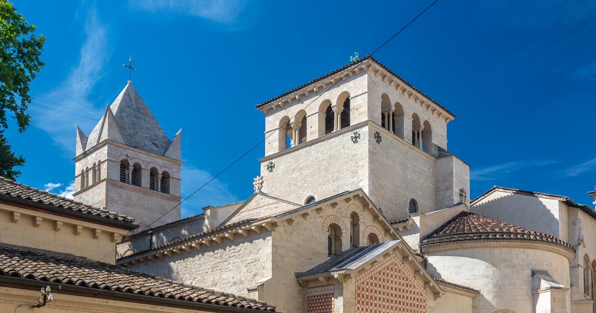 Façade de la basilique Saint-Martin d'Ainay à Lyon sous un ciel bleu, lieu de concert Sacrée Musique