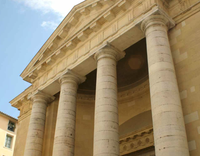 Façade à colonnes de l'église Saint-Louis à Toulon, lieu de concert Sacrée Musique