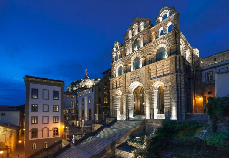 Cathédrale Notre-Dame-du-Puy illuminée de nuit à Le Puy-en-Velay, lieu de concert Sacrée Musique
