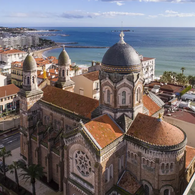 Vue aérienne de l'église de Saint-Raphaël avec la mer en arrière-plan, lieu de concert Sacrée Musique
